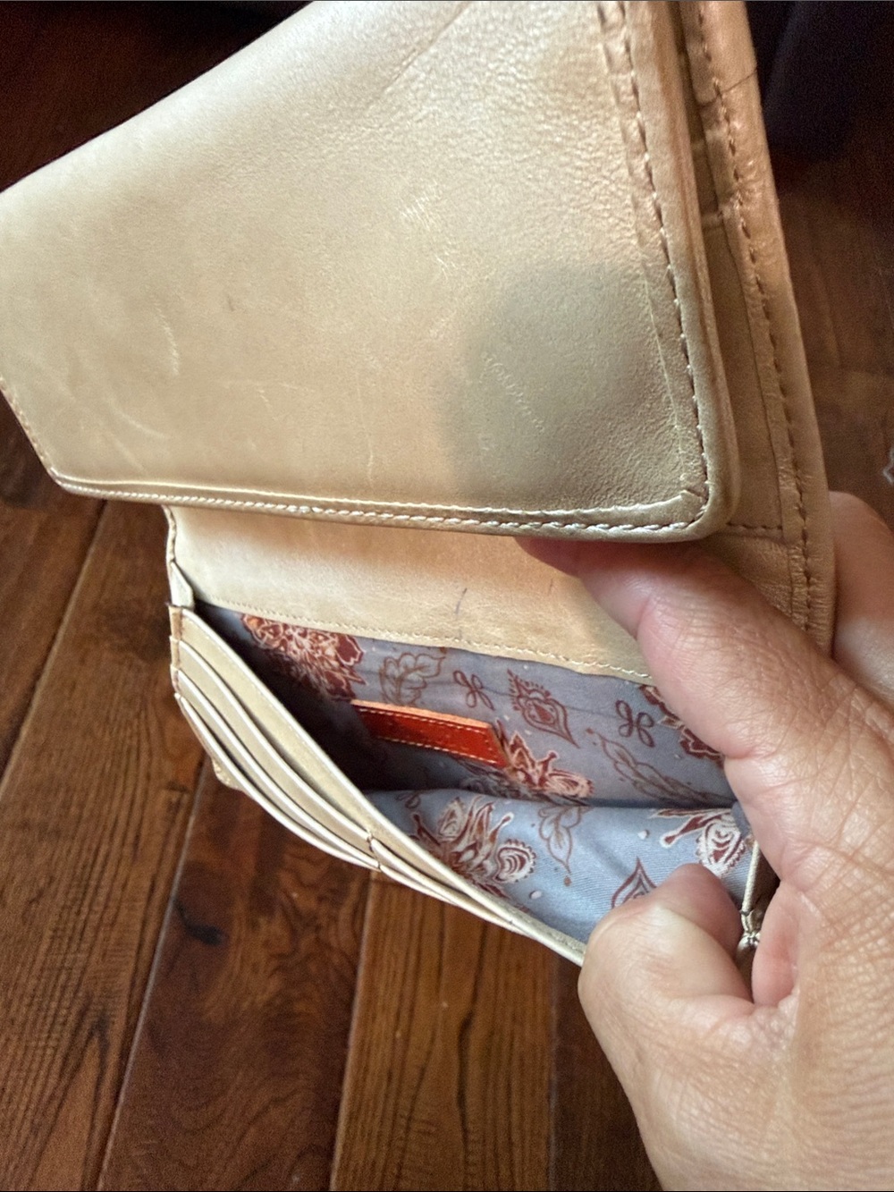 HOBO Elegant Cream Women's Leather Clutch Wallet - Picture 4 of 5